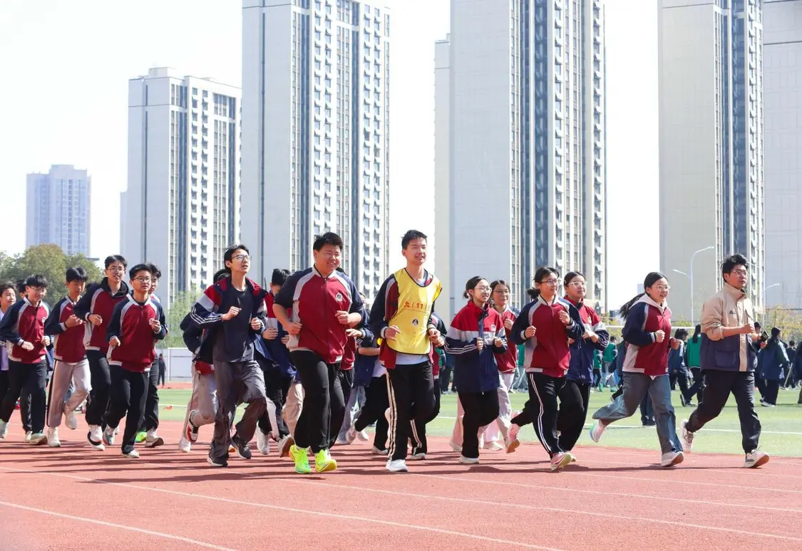 （图为：2025年3月25日，在安徽省合肥市肥西县上派镇安徽师范大学附属肥西第二中学校园内，学生们利用阳光大课间时间在操场上跑步。）