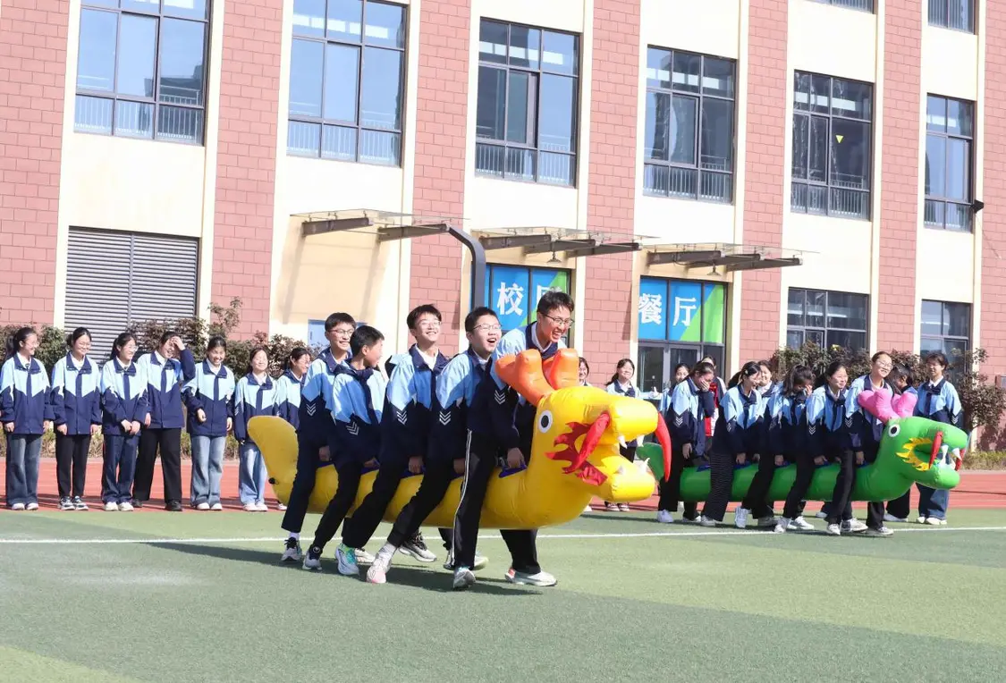 （图为：2025年3月25日，在安徽省合肥市肥西县上派镇安徽师范大学附属肥西第二中学校园内，学生们利用阳光大课间时间在操场上进行“旱地龙舟”趣味运动。）