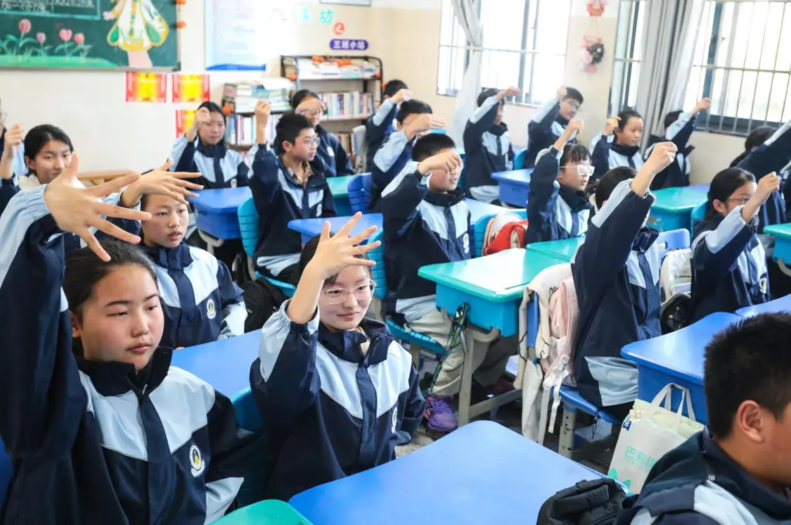 （图为：2025年3月25日，在安徽省合肥市肥西县上派镇安徽师范大学附属肥西第二中学校园内，学生们利用阳光大课间时间召开桌面操。）